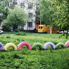 Jaką farbą pomalować opony na ogród, aby były trwałe i bezpieczne dla roślin?