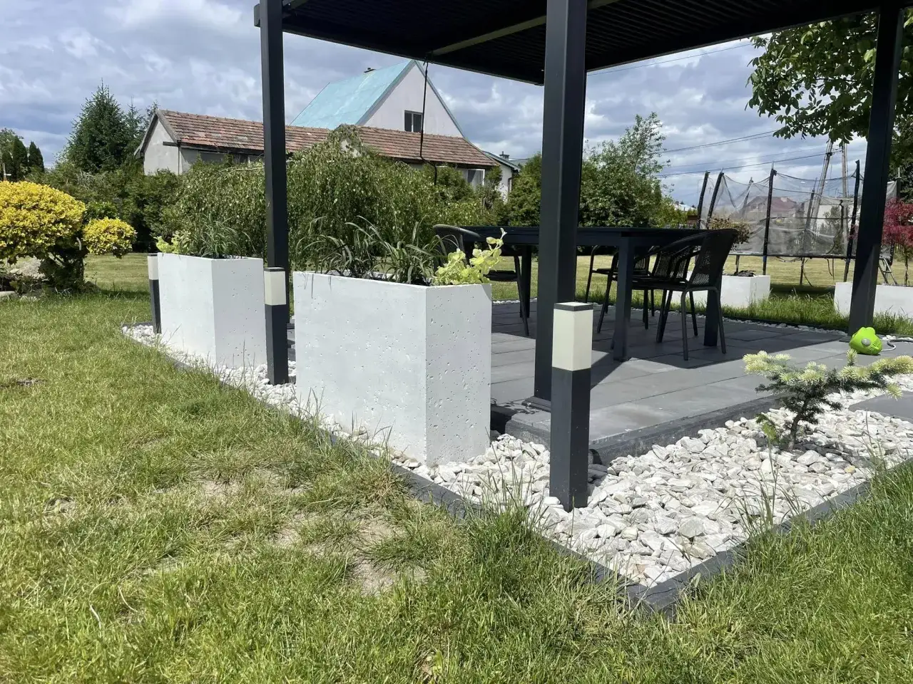 Nowoczesne donice z kostki brukowej, idealne do ogrodu. Proste, minimalistyczne, dodają stylu.